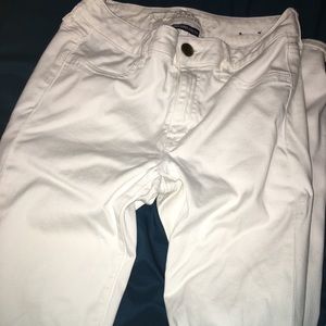 White American Eagle skinny jeans